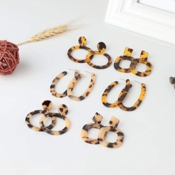 SALE💚 any 3 for $18 💚 Tortoise Hoop Drop Resin Acrylic Earrings - Picture 1 of 7